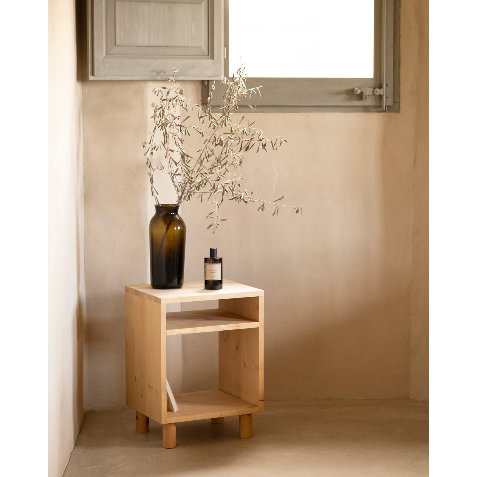 Mesita de noche de madera maciza en tono roble medio de 51x32cm Alto: 50.5 Largo: 32 Ancho: 37.5
