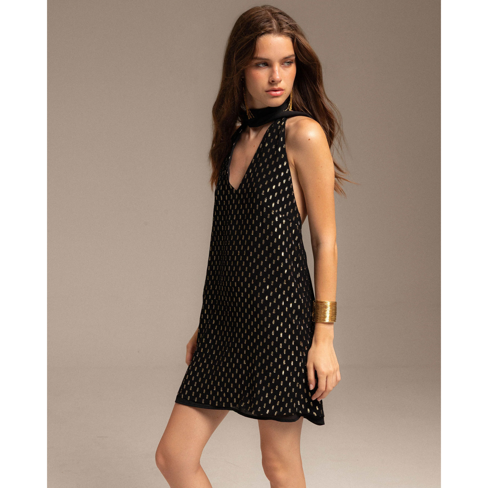 Vestido corto con lazada al cuello y escote pico
