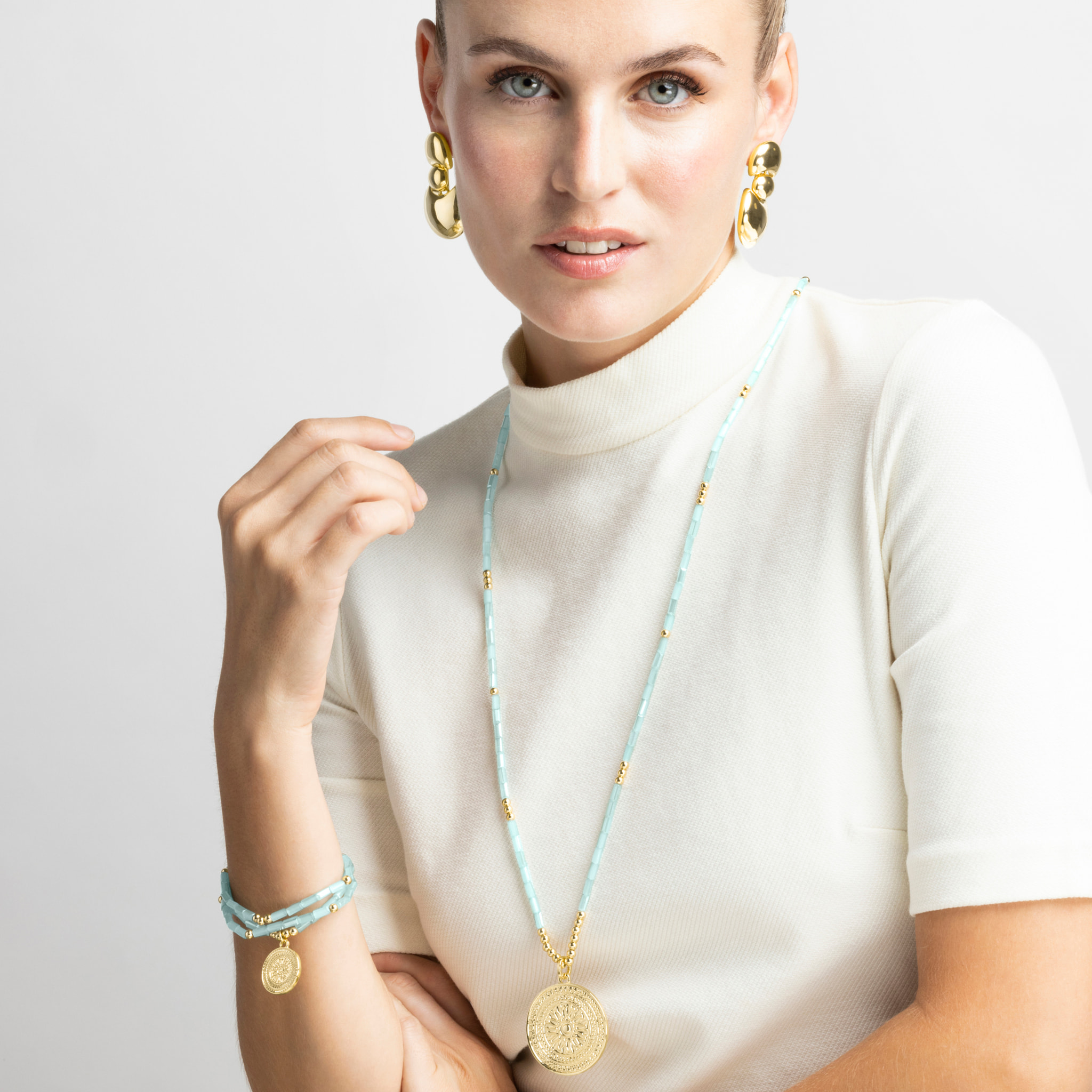 Collar con Cristal Azul acabado oro 18k