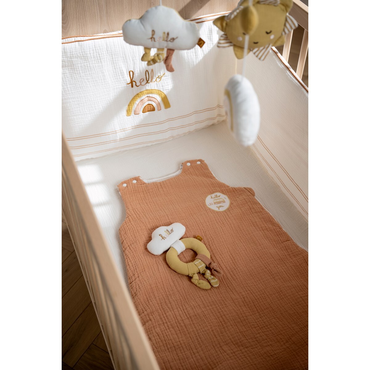 Mobile musical en coton blanc