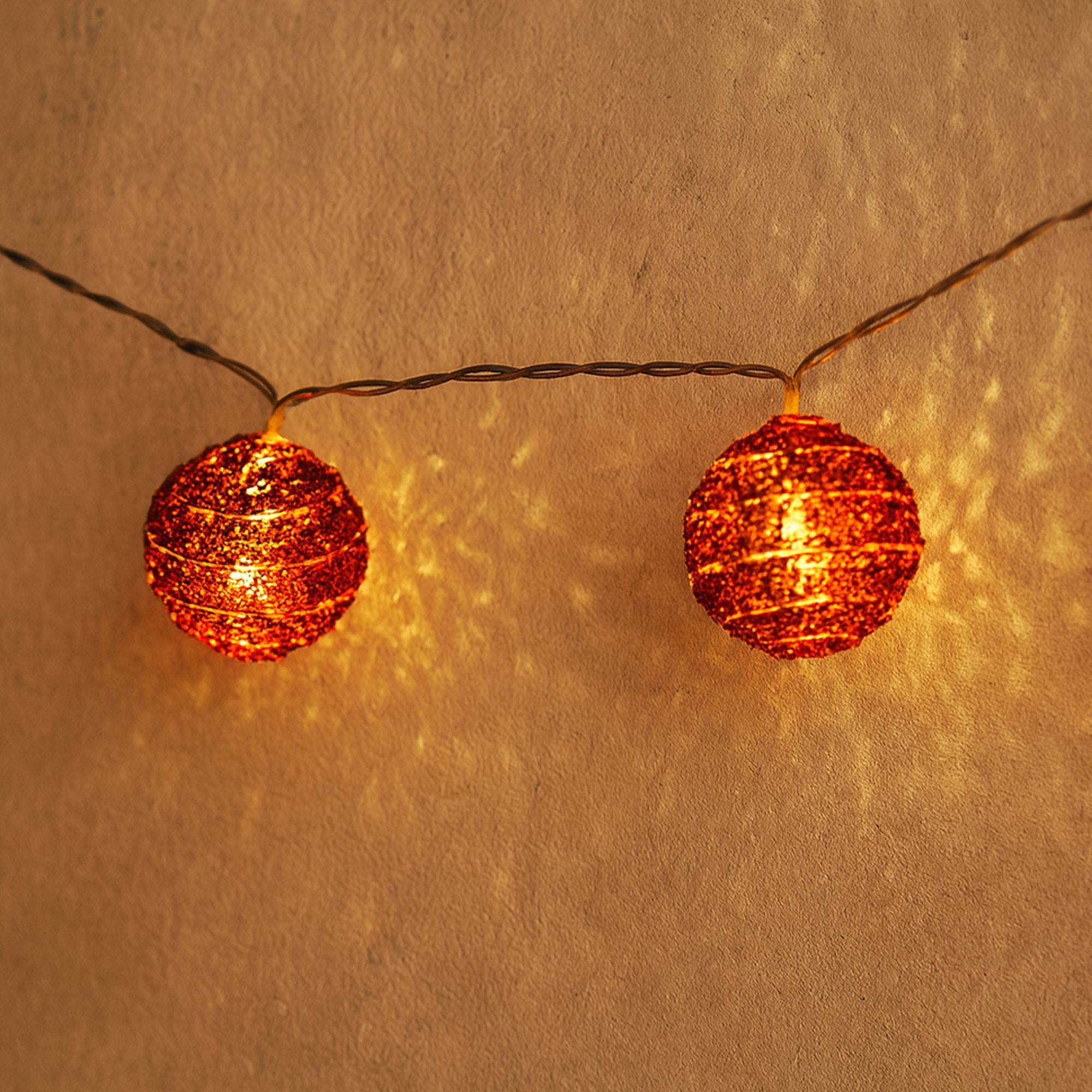 Guirnalda de 10 luces led navideña con bolas decorativas en rojo y blanco