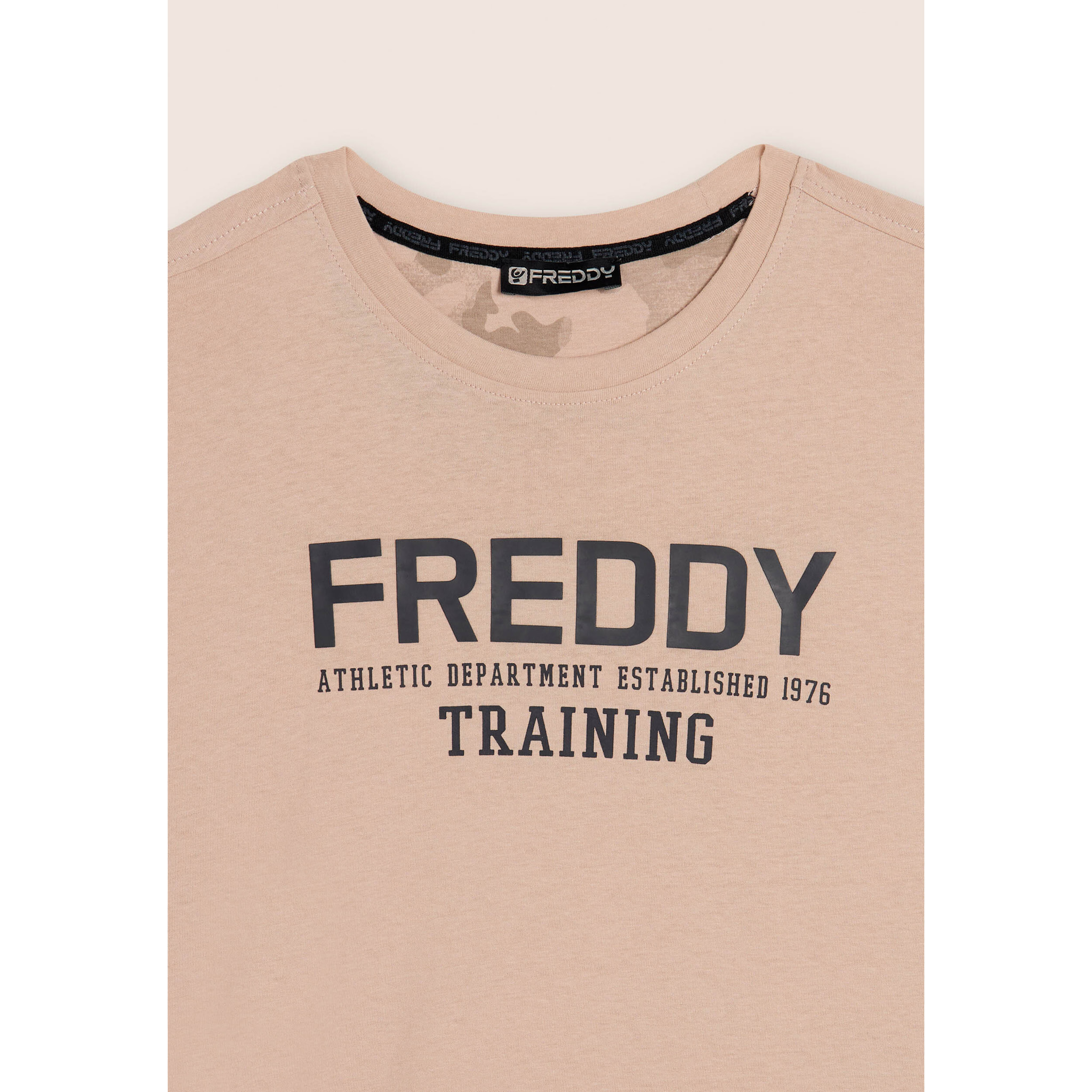 T-shirt con logo centrale e dettaglio camouflage