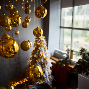 Conjunto de 60 bolas de navidad en color dorado en varios diseños y acabados