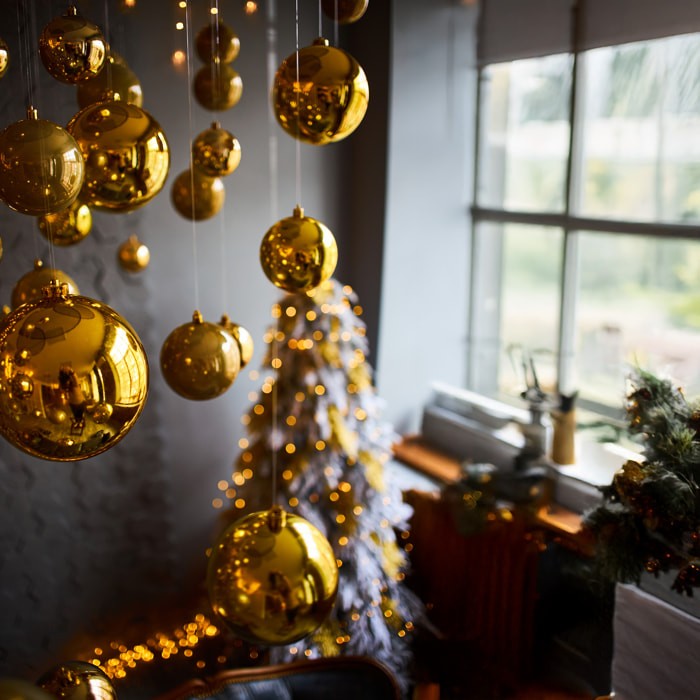 Conjunto de 60 bolas de navidad en color dorado en varios diseños y acabados