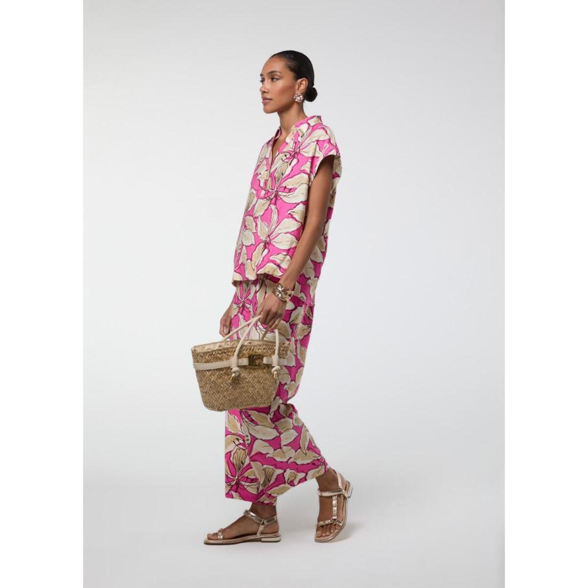 T-shirt crociera rosa a fiori a maniche corte