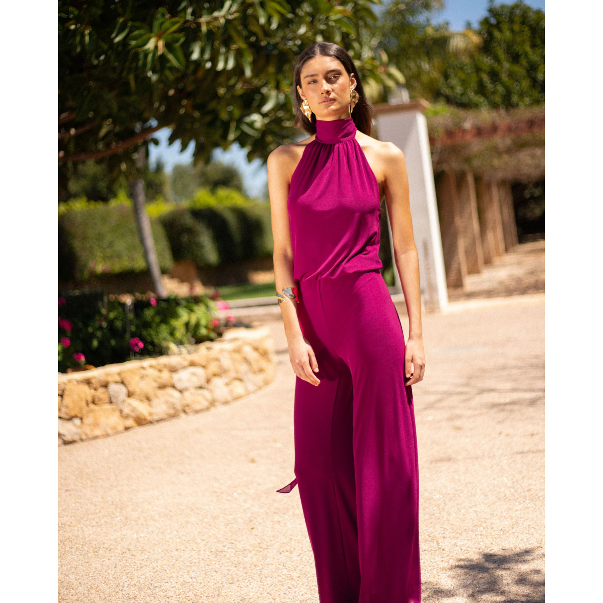 Mono largo de punto con cuello halter y pierna ancha