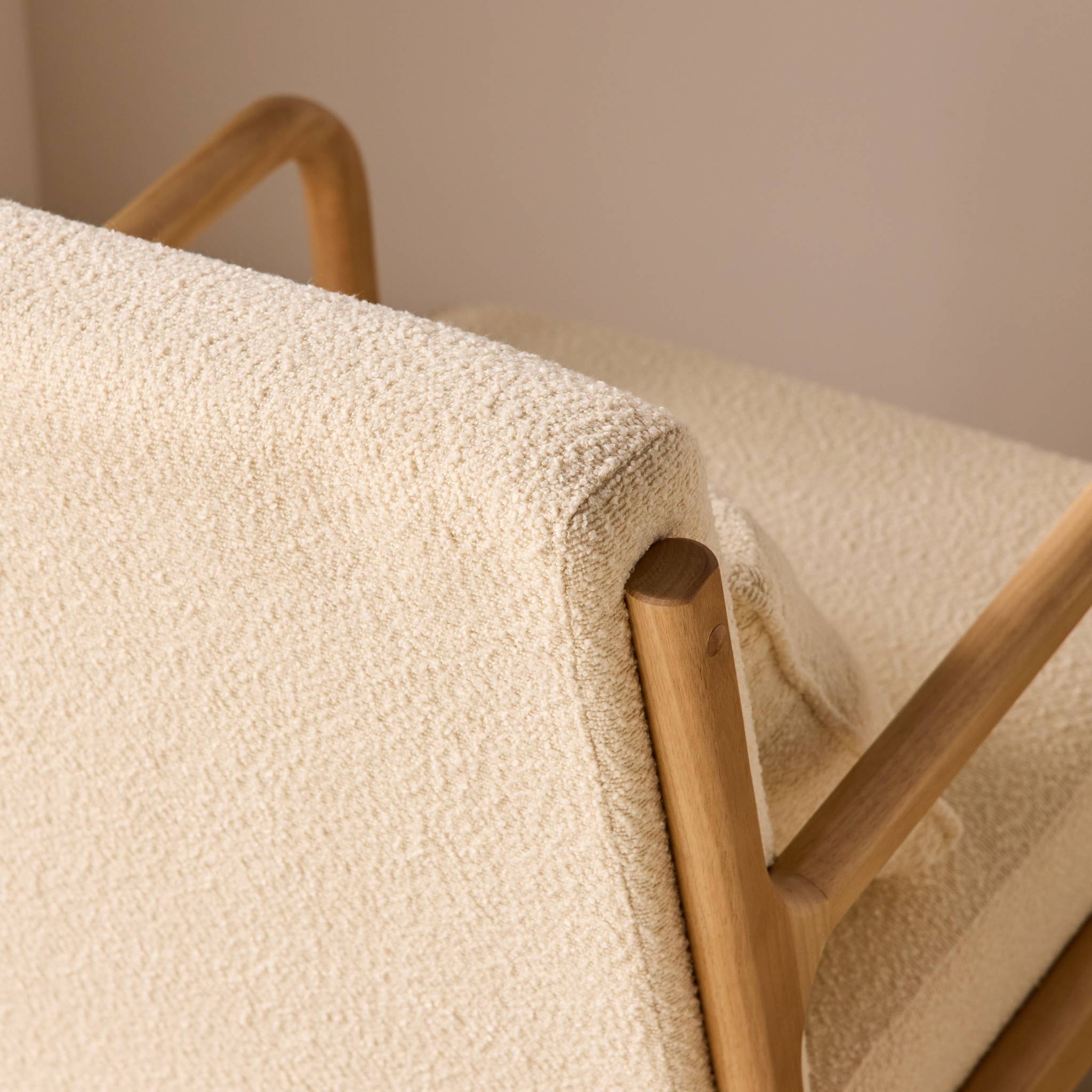 Fauteuil scandinave bois d'hévéa et bouclette texturée LORENS