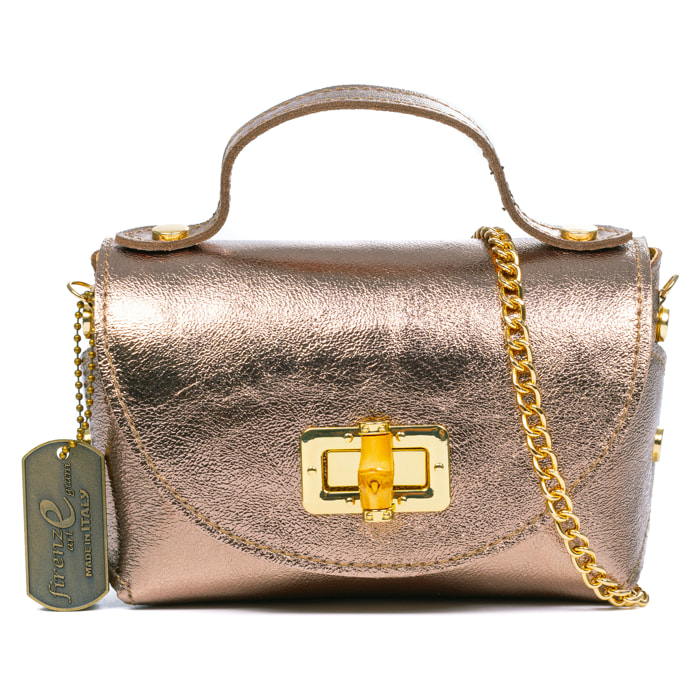 Arzano borsa a spalla in vera pelle scamosciata lucido laccato con tracolla in metallo. Chiusura esclusiva in legno.