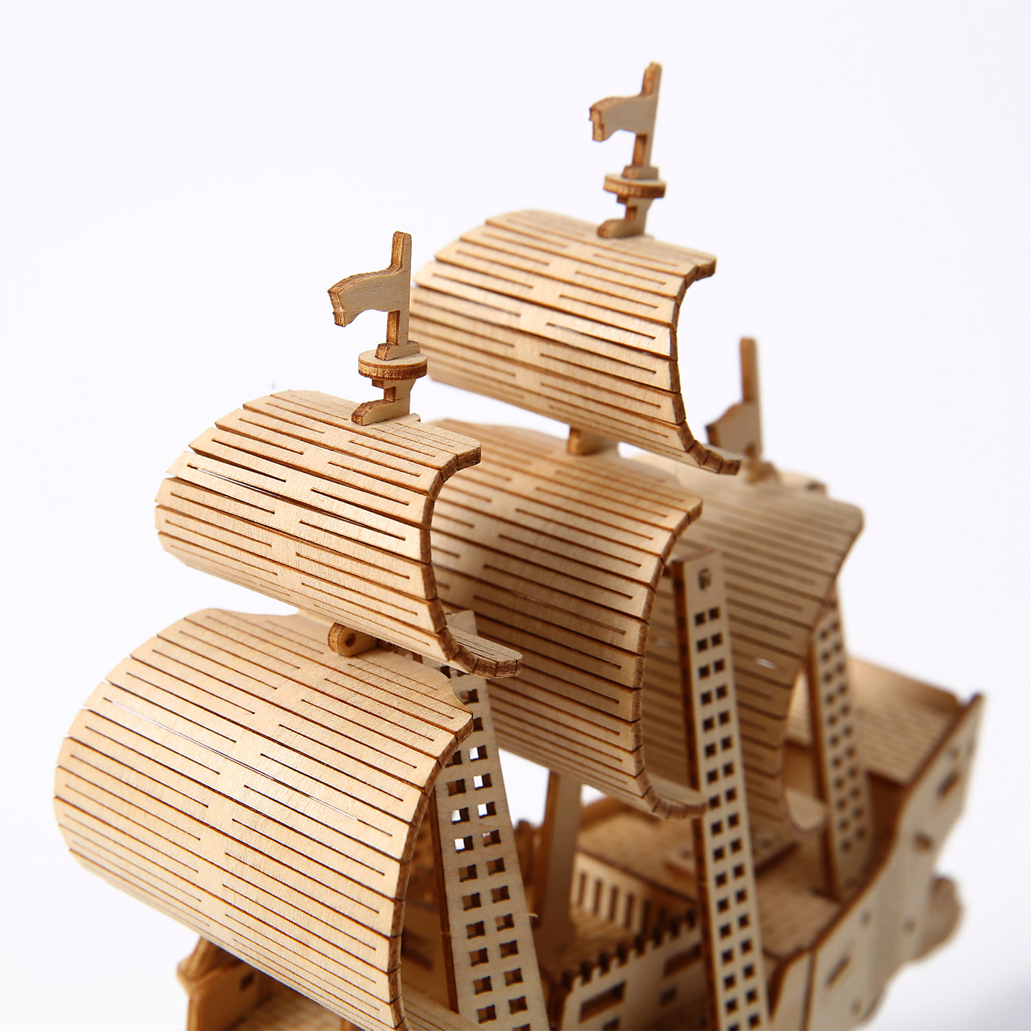 Maqueta de Madera 3D, diseño de Barco de vela con movimiento mecánico. 83 piezas.