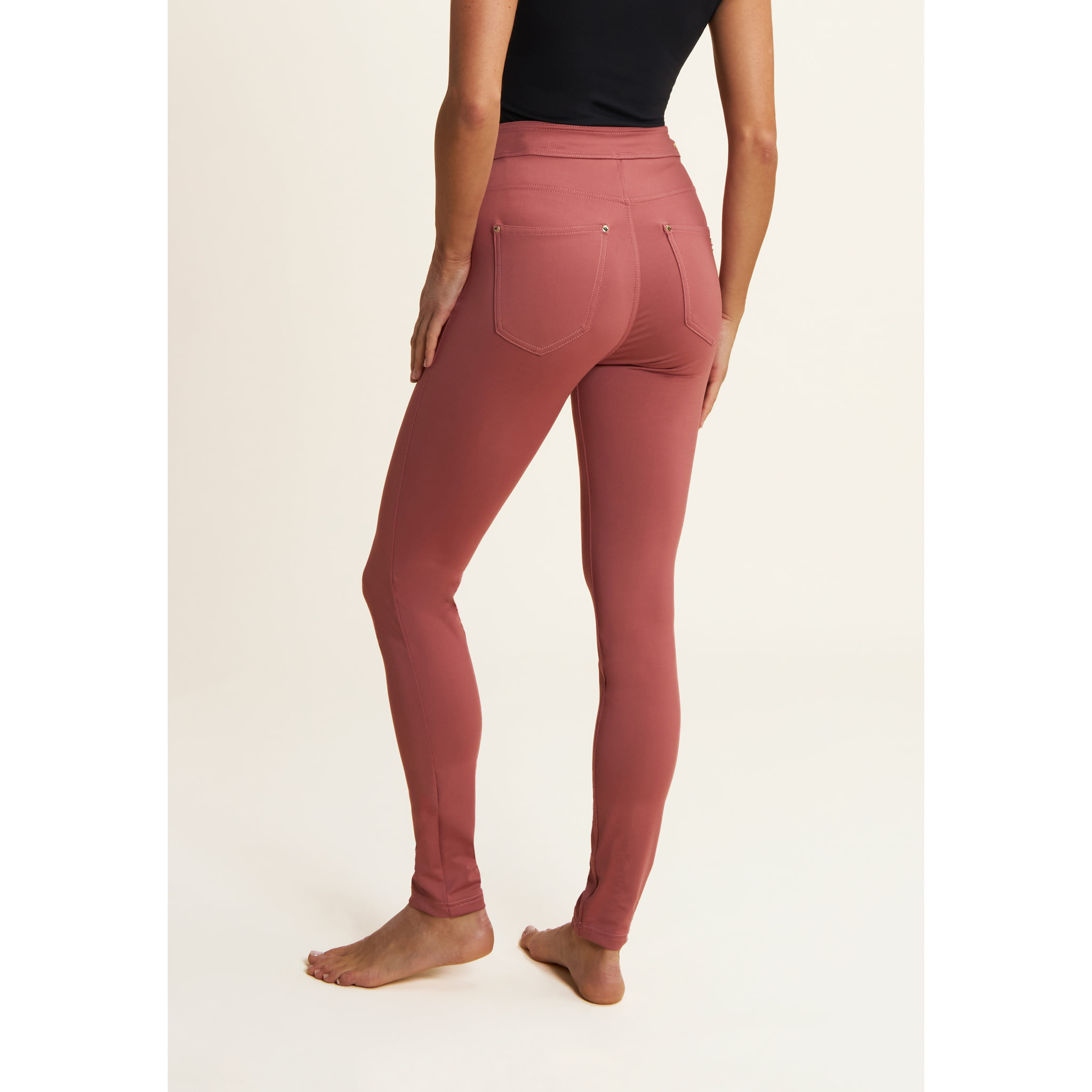 Pantaloni N.O.W. traspiranti vita alta e dettagli cut out