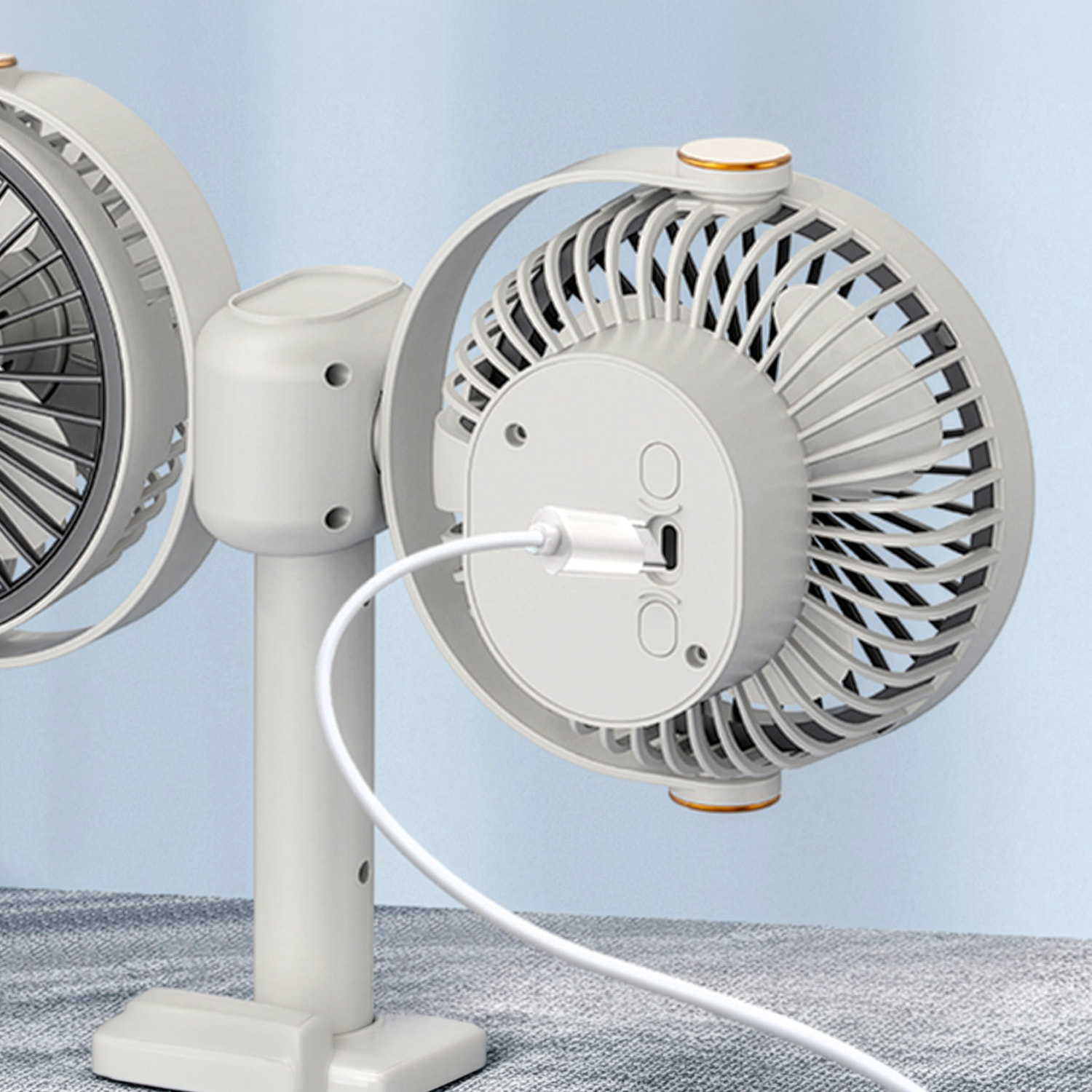 Ventilador modular F16. Con 2 ventiladores independientes, 5 velocidades por unidad y giro 360° vertical y horizontal. 3 niveles de iluminación y diseño versátil de sobremesa, pared, techo o uso portá