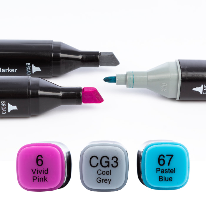 Estuche de madera con set de 3 rotuladores en colores variados. Doble punta: fina y ancha en el mismo rotulador. Rosa, azul y gris.