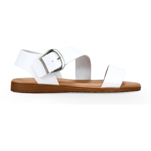 Sandalias blancas en piel con hebilla