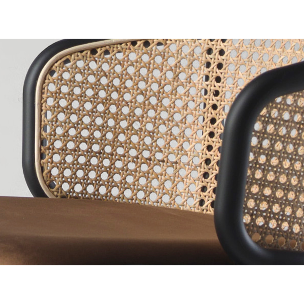 Taburete con reposabrazos tapizado en tela aterciopelada en marrón y respaldo de rattán en natural con estructura y patas en acero inoxidable negro 51x50x95cm