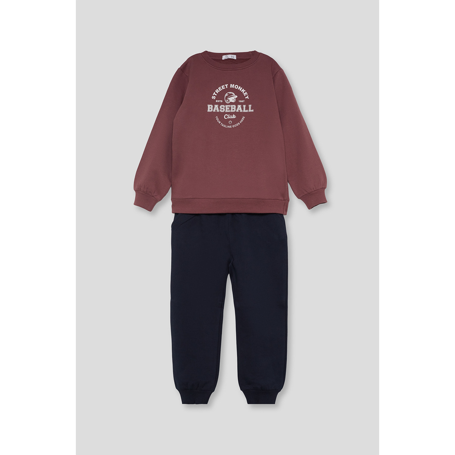 Conjunto niño sudadera teja y marino de felpa con estampado frontal y pantalón, puños elásticos | Color: Borgoña | Street Monkey