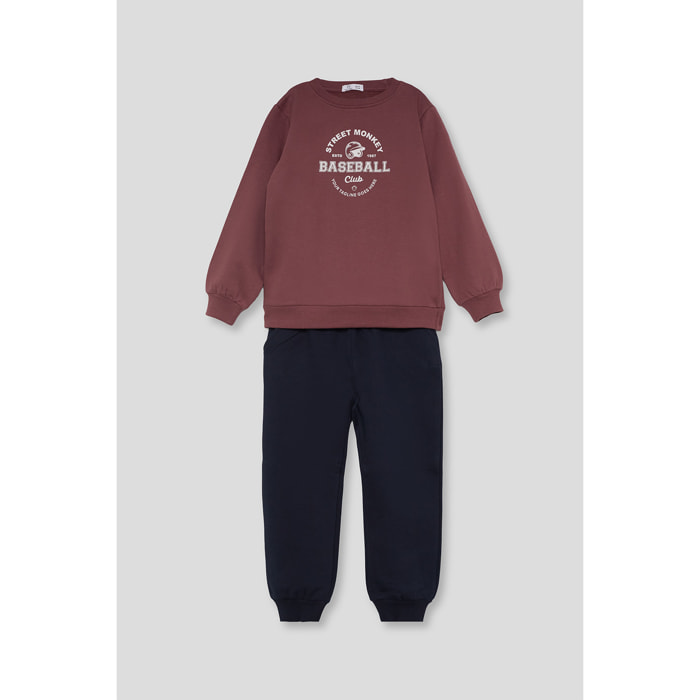 Conjunto niño sudadera teja y marino de felpa con estampado frontal y pantalón, puños elásticos | Color: Borgoña | Street Monkey
