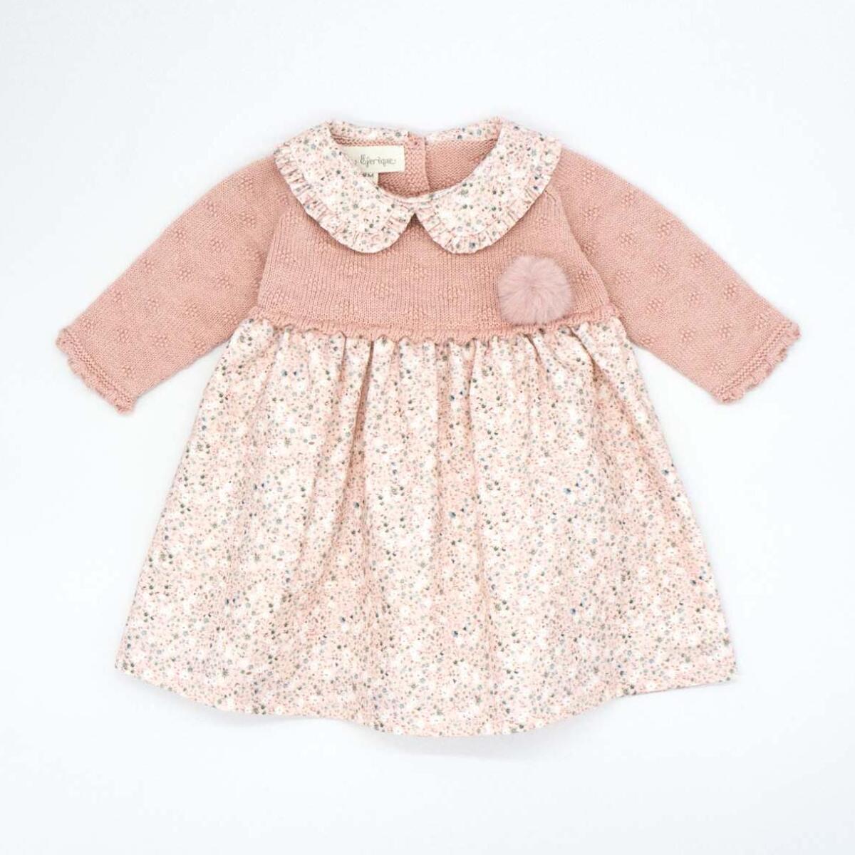 Vestido rosa y estampado con pompón