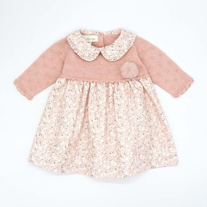 Vestido rosa y estampado con pompón