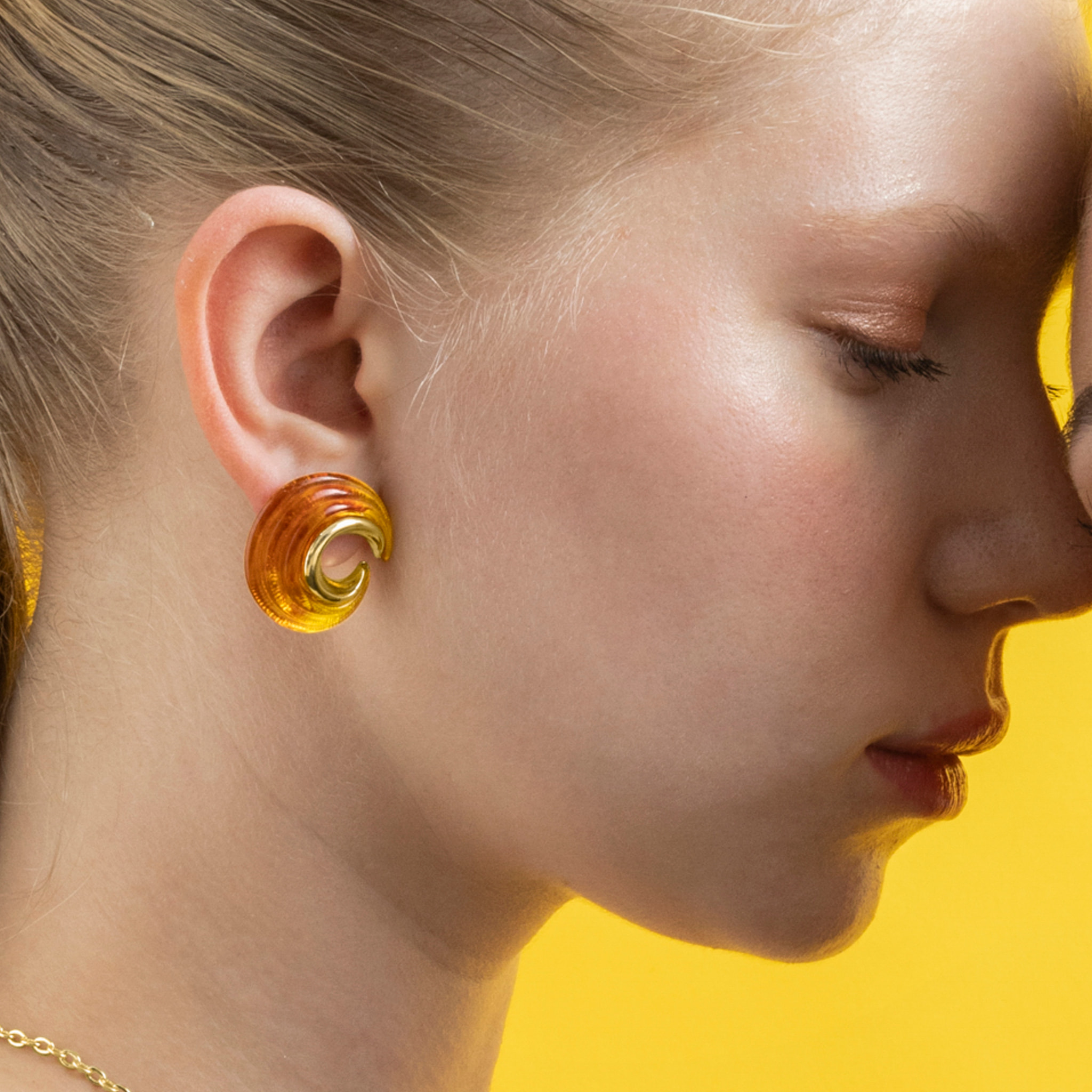 Pendientes con Resina Ambar acabado oro 18k