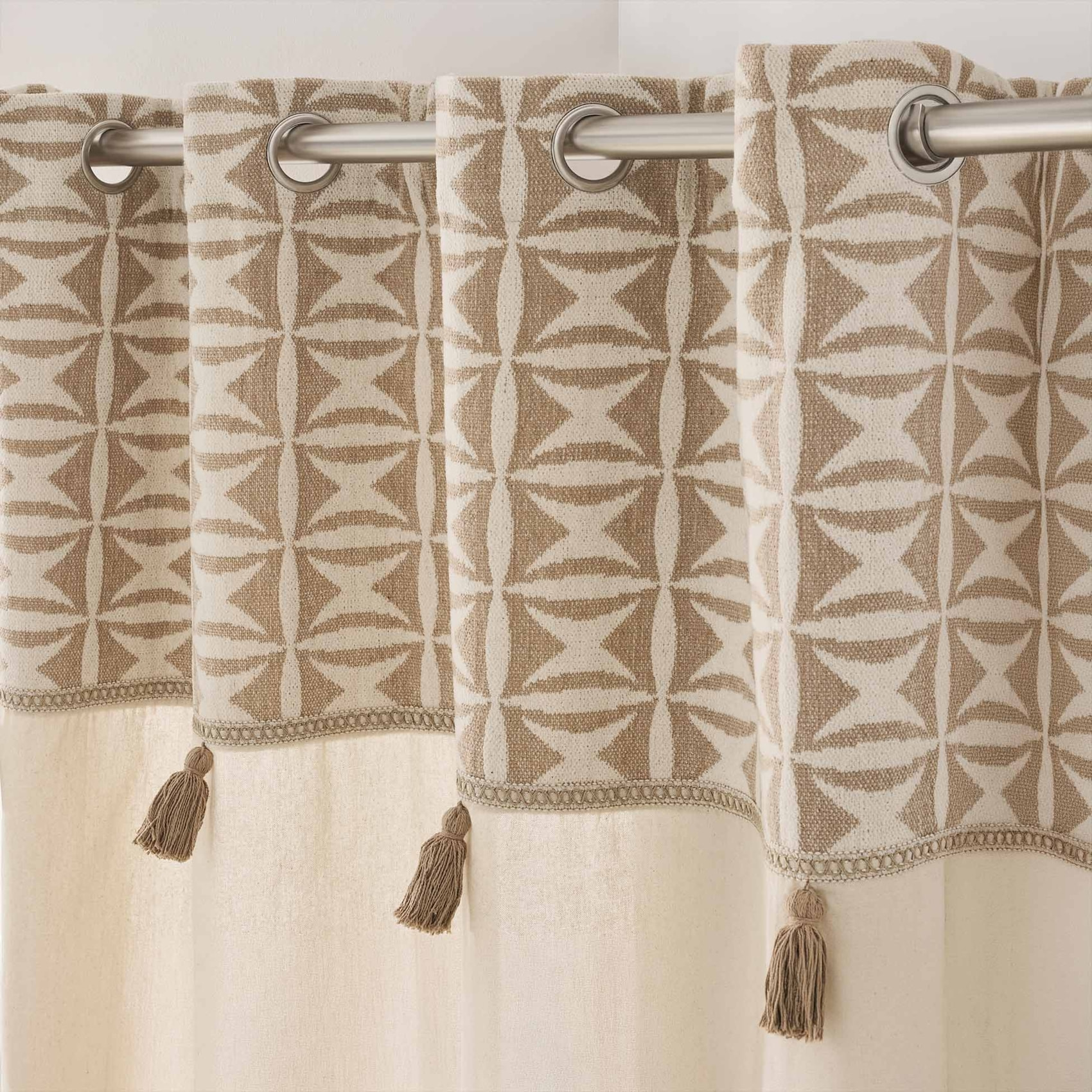Rideau tamisant à œillets en polycoton avec jacquard et pompons - Naturel