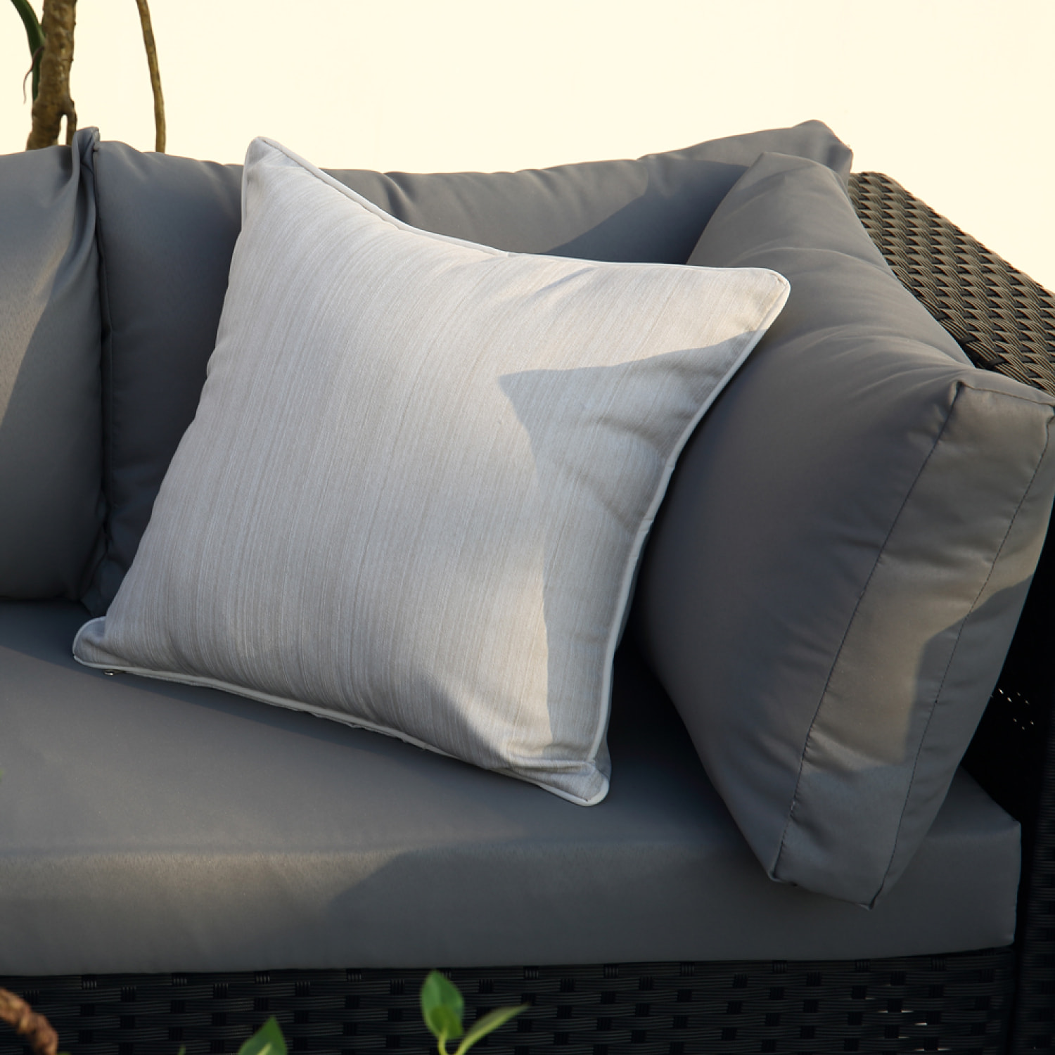 ENORA - salon de jardin panoramique 8 places en résine tressée noir et gris