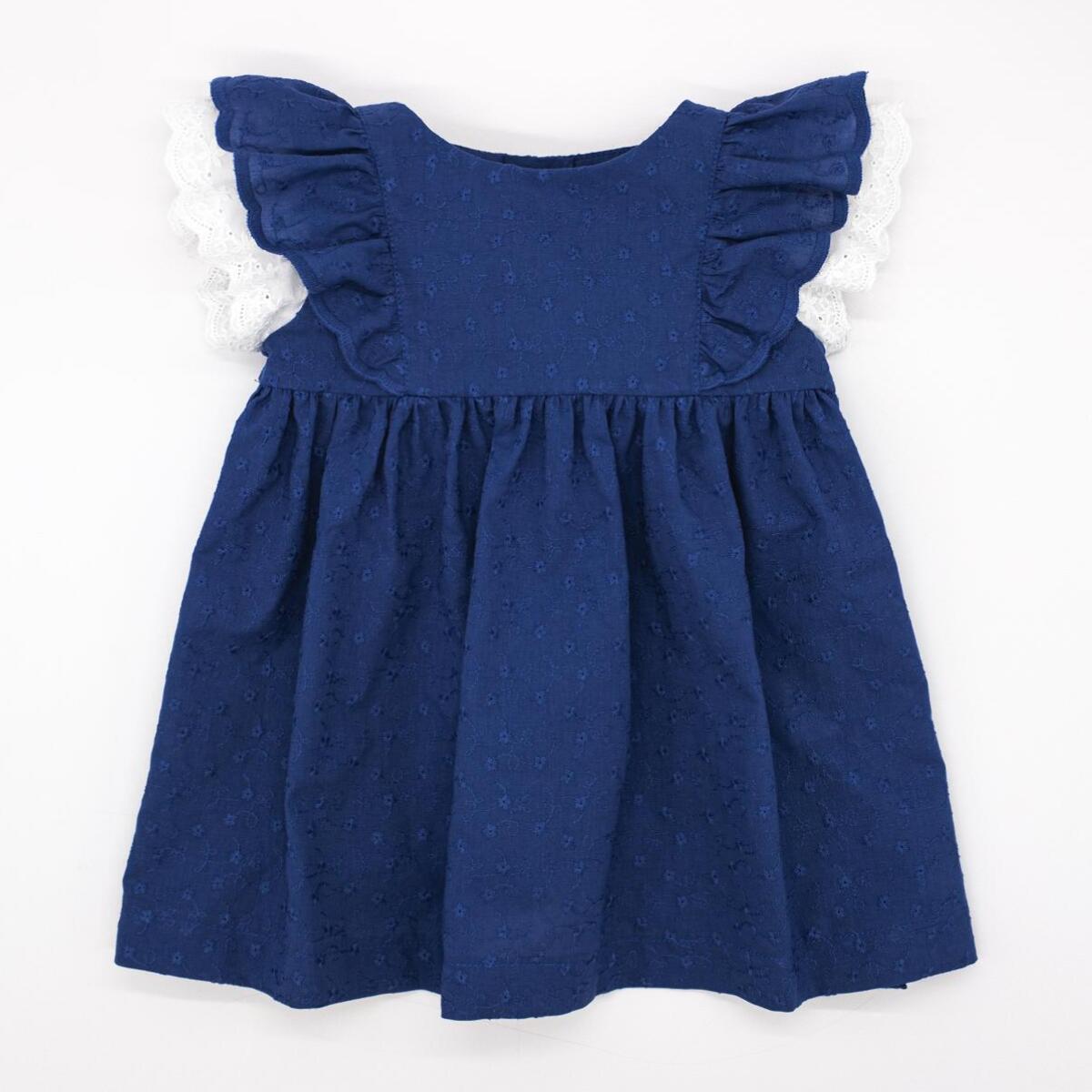 Vestido corto bordado azul, con volantes en las sisas.