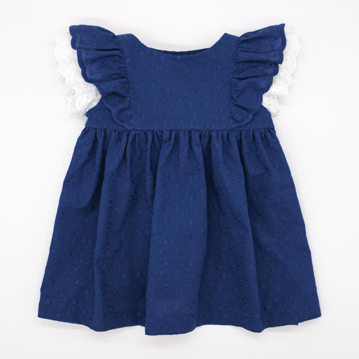 Vestido corto bordado azul, con volantes en las sisas.