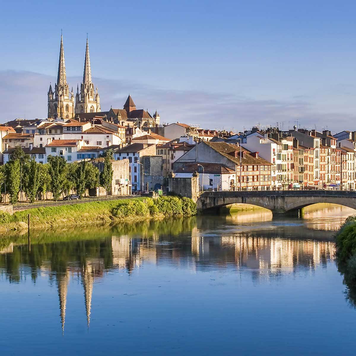 Affiche deco ville bayonne Affiche + cadre en bois - Noir