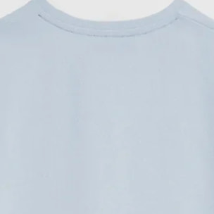 Camiseta azul claro de manga corta y cuello pico con bordado Rigby Go