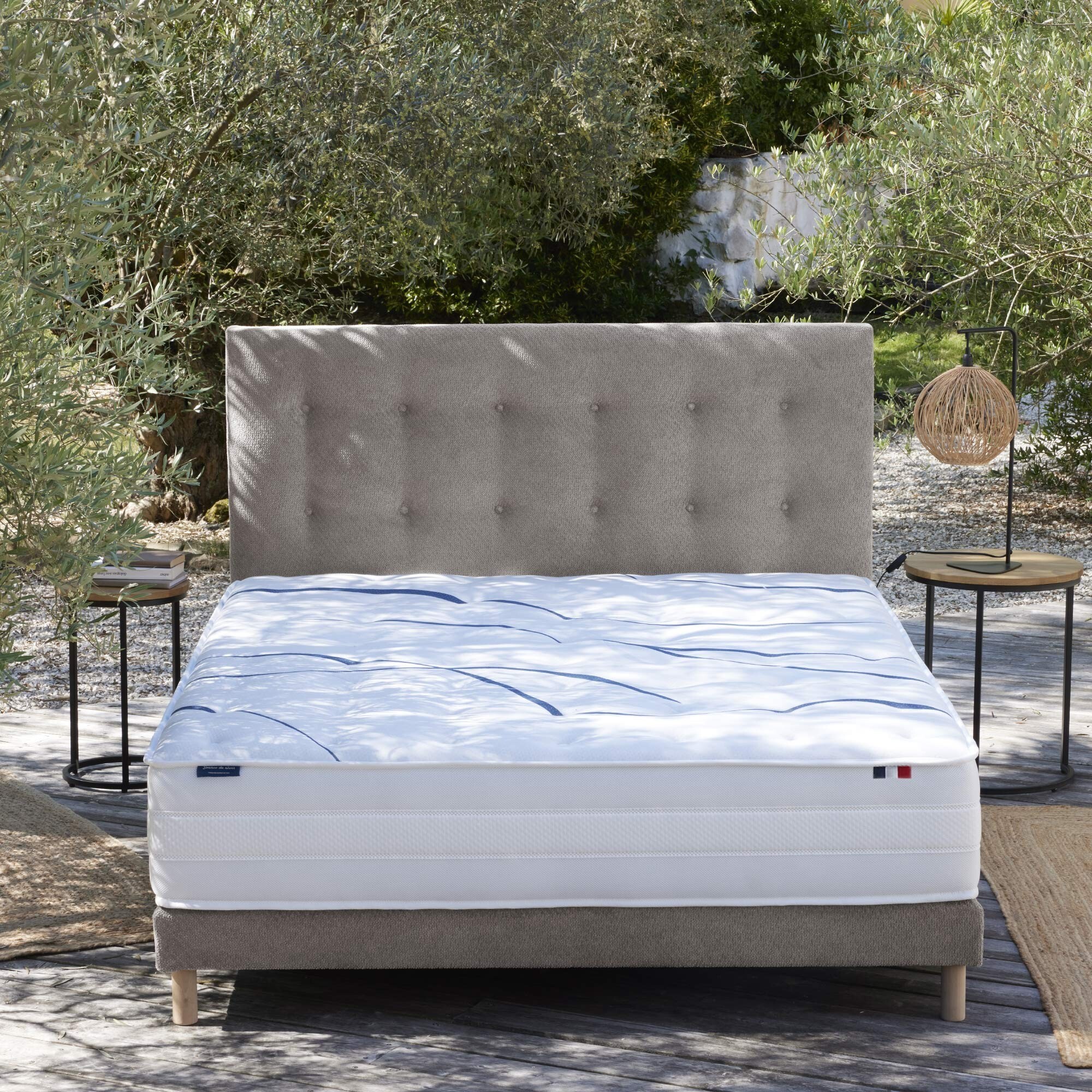 Ensemble matelas mousse ELYSIA avec sommier et tête de lit, chenille bouclettes gris clair