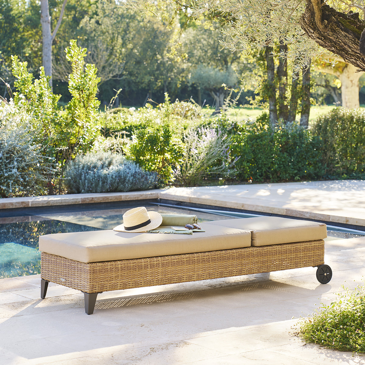 Lit de piscine "Boali" Savana aluminium résine tressée et polyester