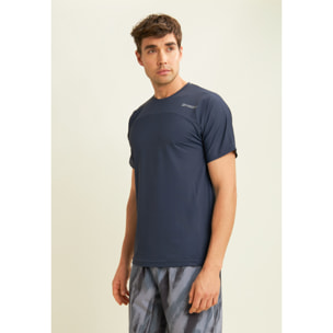 T-shirt slim con logo al cuore e fit ergonomico