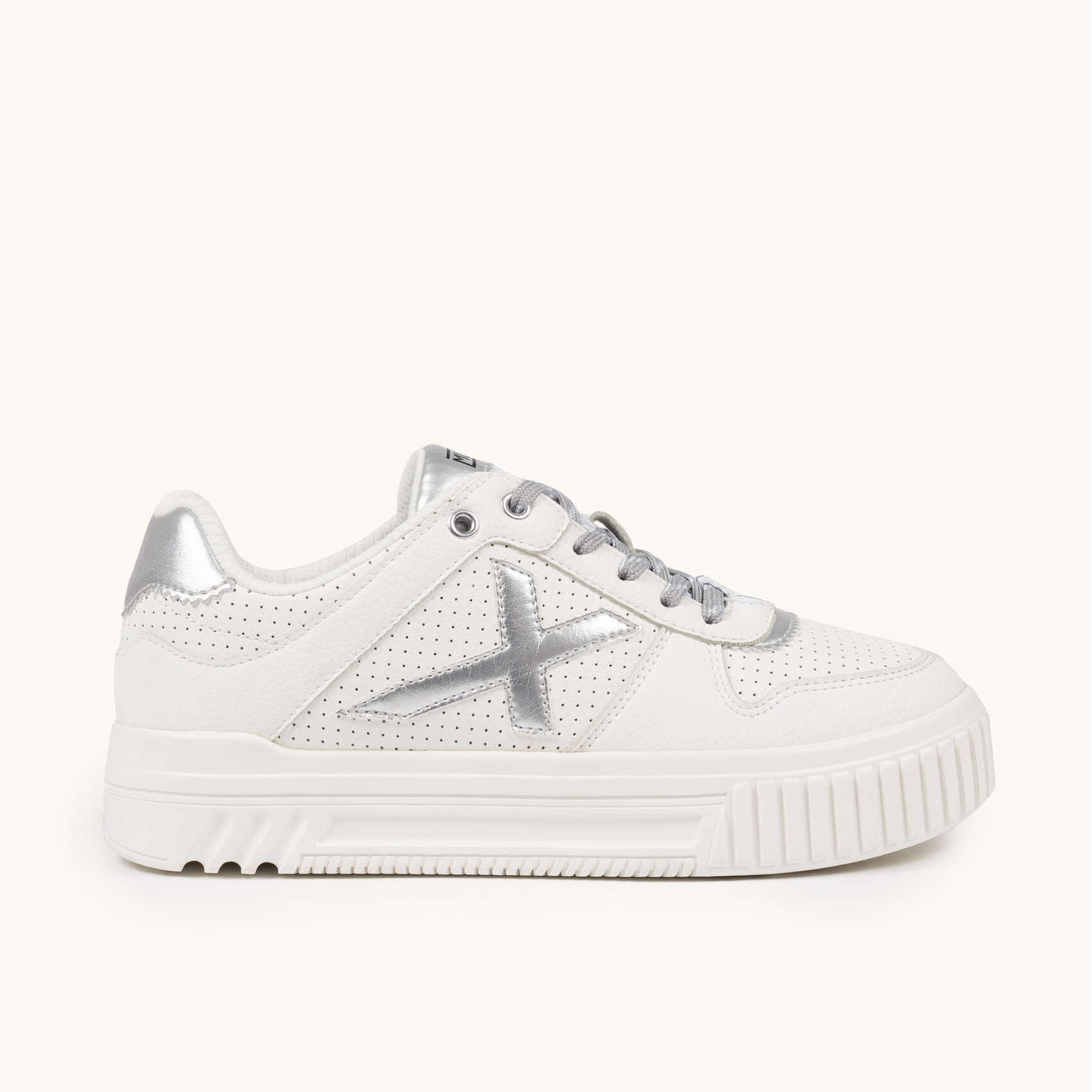 Zapatilla Blanca Platform con Detalles Plata MUNICH MINA 12