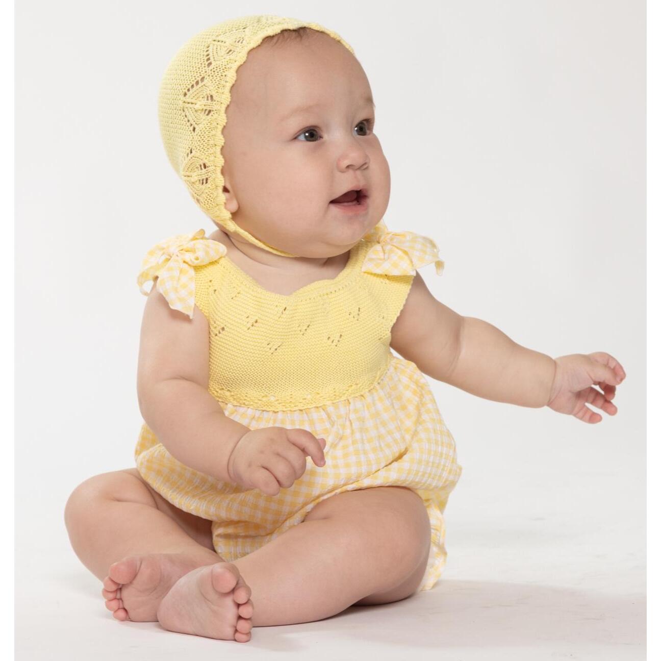 Pelele estampado vichy amarillo y cuerpo de punto, lazos en el hombro.