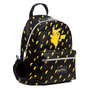 Mochila Negra Pokémon Premium. Espacioso compartimento principal con bolsillo delantero y trasero. Con accesorio pompom.