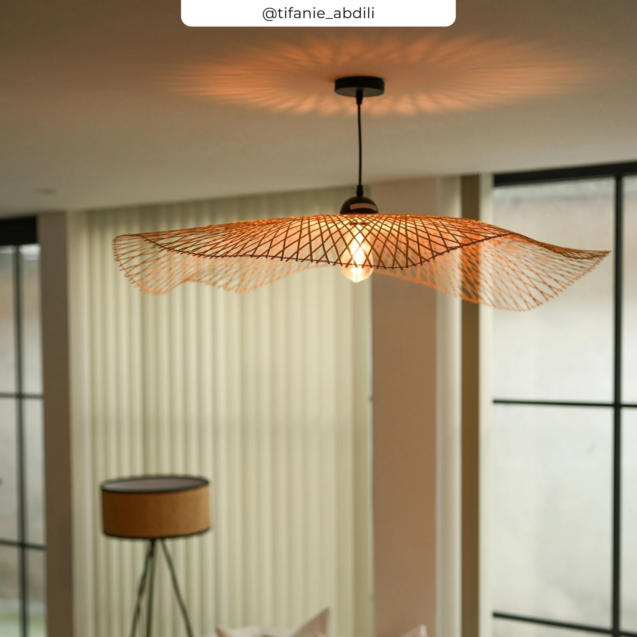 Suspension D100 cm en bambou avec fil noir - Jipi