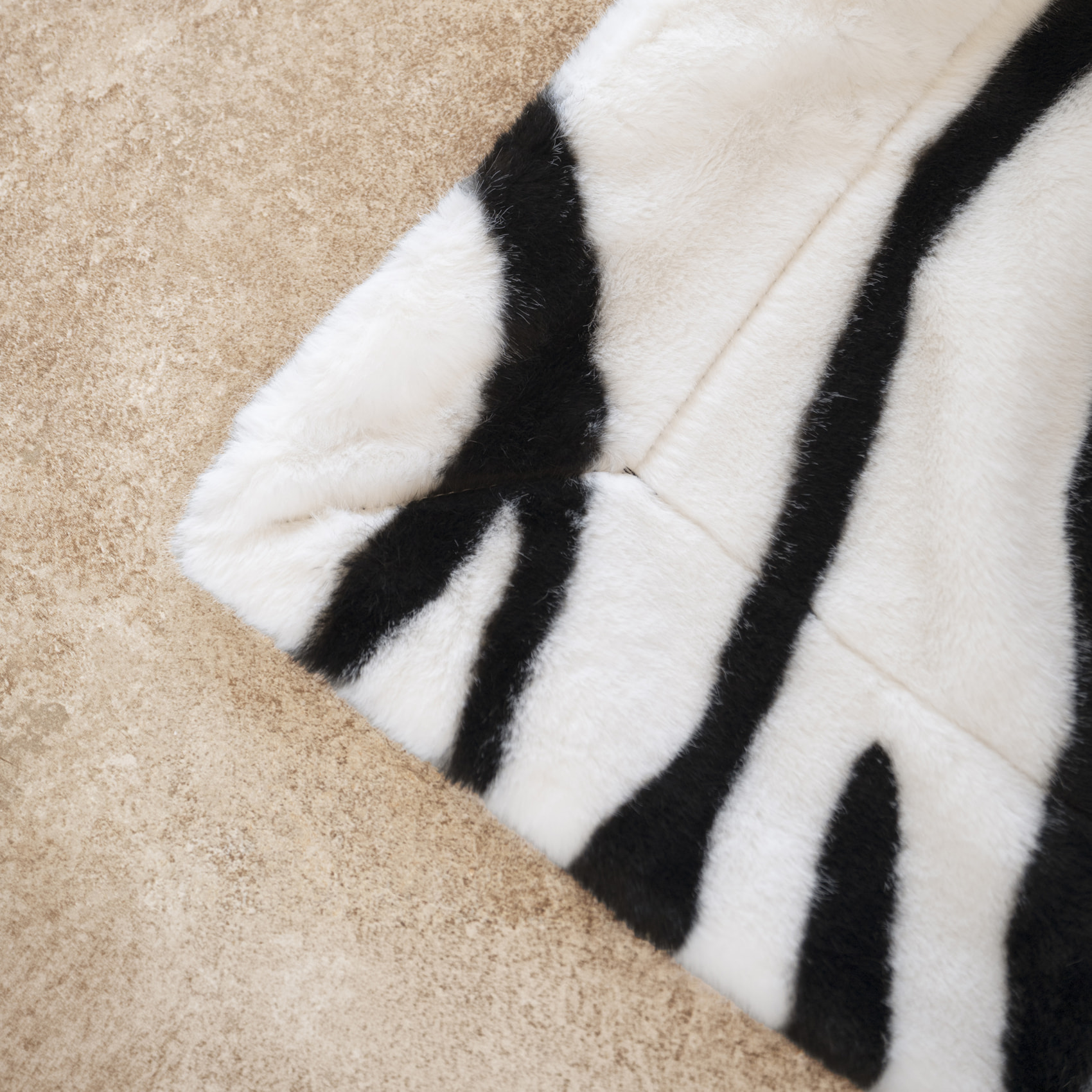 Plaid doux à motif zèbre avec dos en velours - Noir