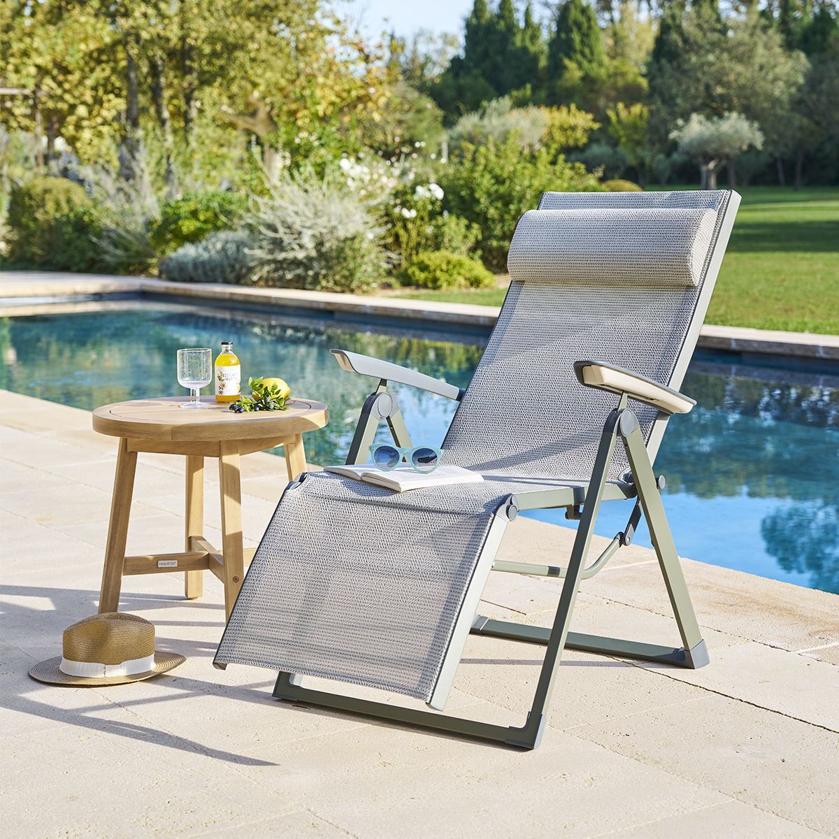 Fauteuil de jardin inclinable "Decima" vert olive & vert laurier 8 positions en aluminium et texaline