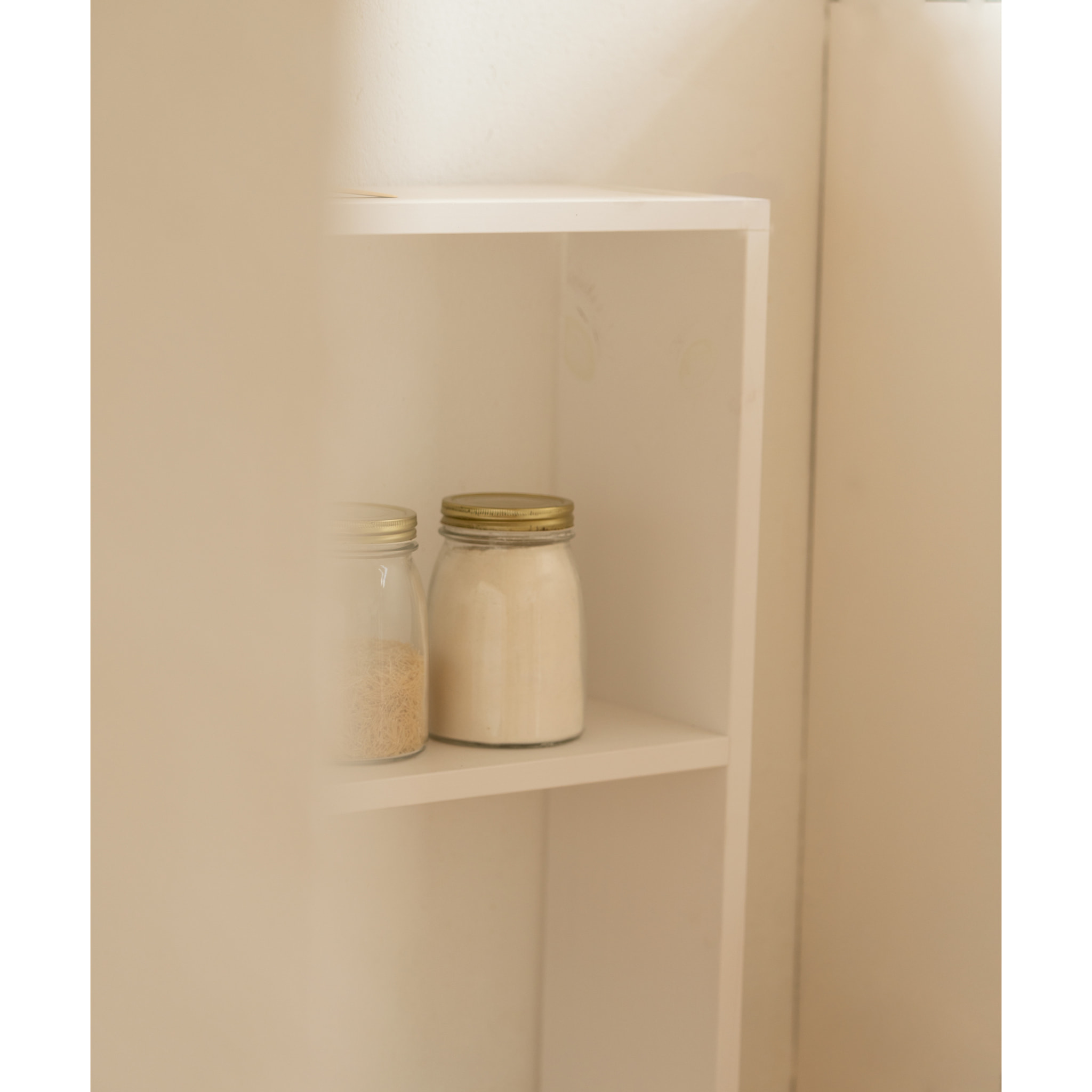 Estantería de madera maciza tono blanco con 1 estante Alto: 74 Largo: 80 Ancho: 20