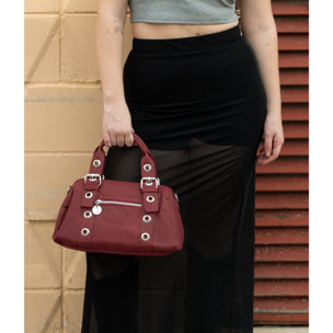 Bolso de mano burdeos con hebillas y tachuelas redondas