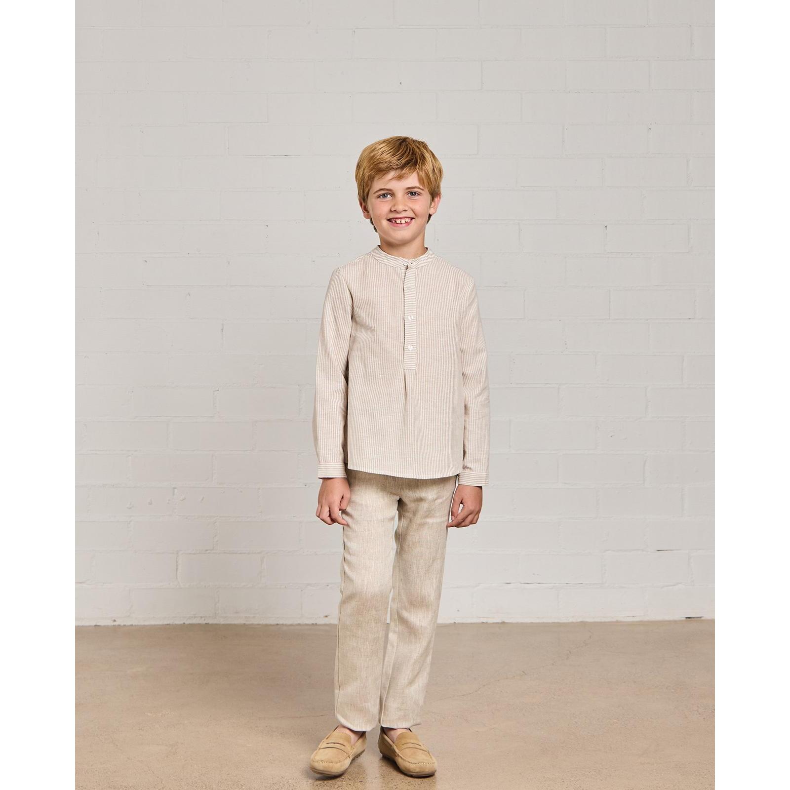 Camisa de rayas de lino natural. Cuello mao y tapeta con botones.