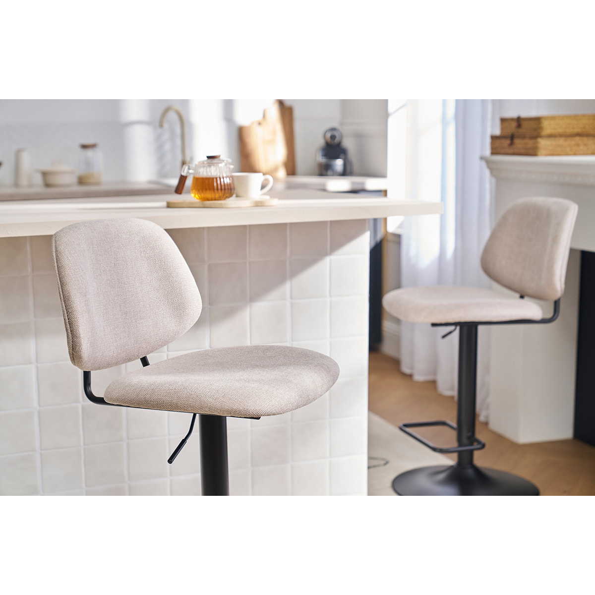 Tabourets de bar relevables design en tissu effet velours beige et métal noir BARNET (lot de 2)