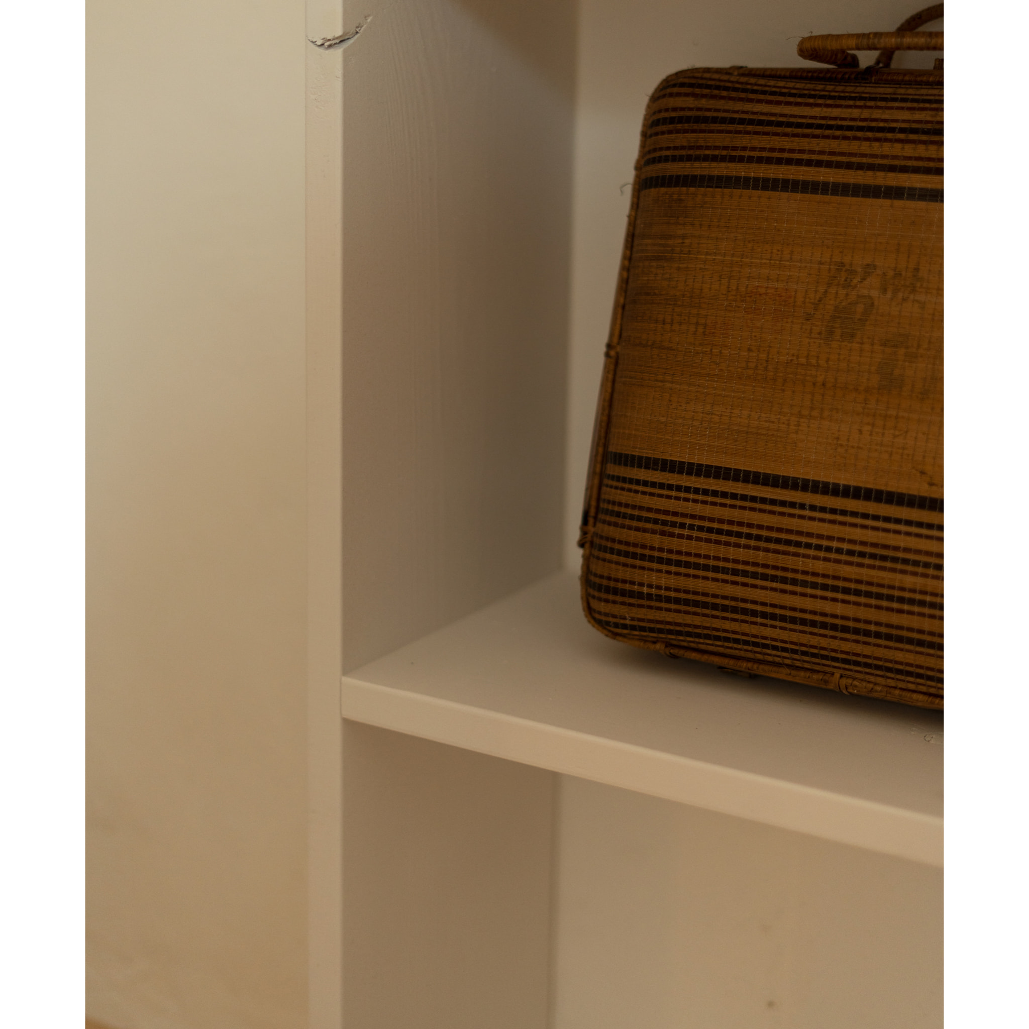 Estantería de madera maciza tono blanco con 2 estantes Alto: 110 Largo: 80 Ancho: 20