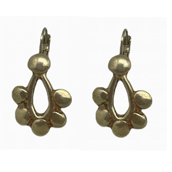 Pendiente dormilona racimo en dorado