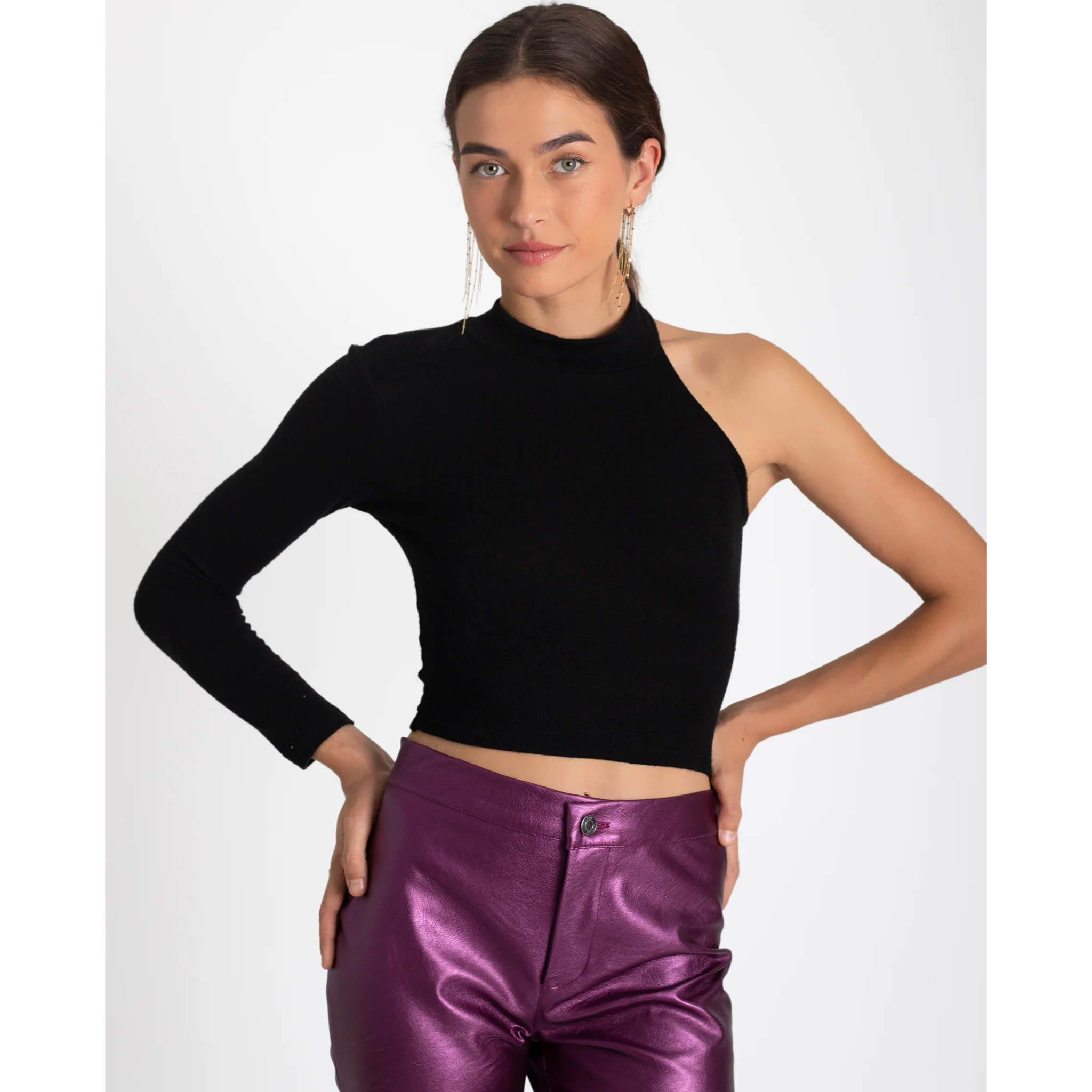 Top de mujer asimétrico con cuello alto.