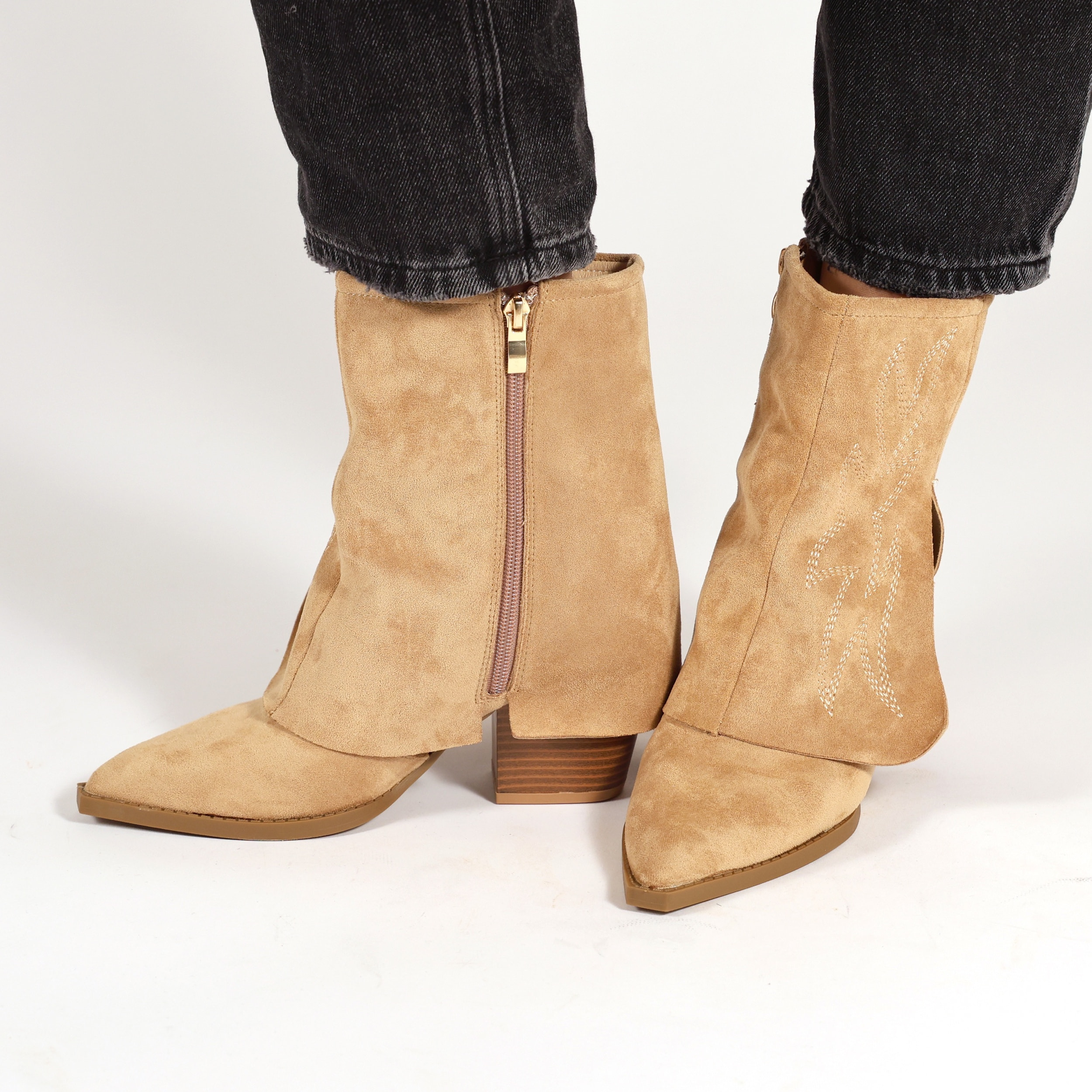 Stivaletti texani in simil pelle scamosciata con risvolto e ricamo