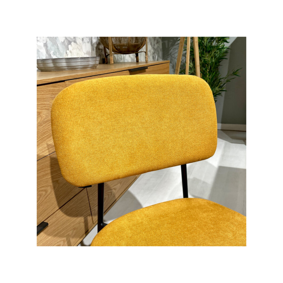 Chaise de repas en tissu doux avec 4 pieds en métal noir - MIRA