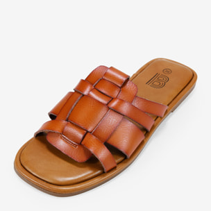 Sandalias planas marrones con tiras cruzadas