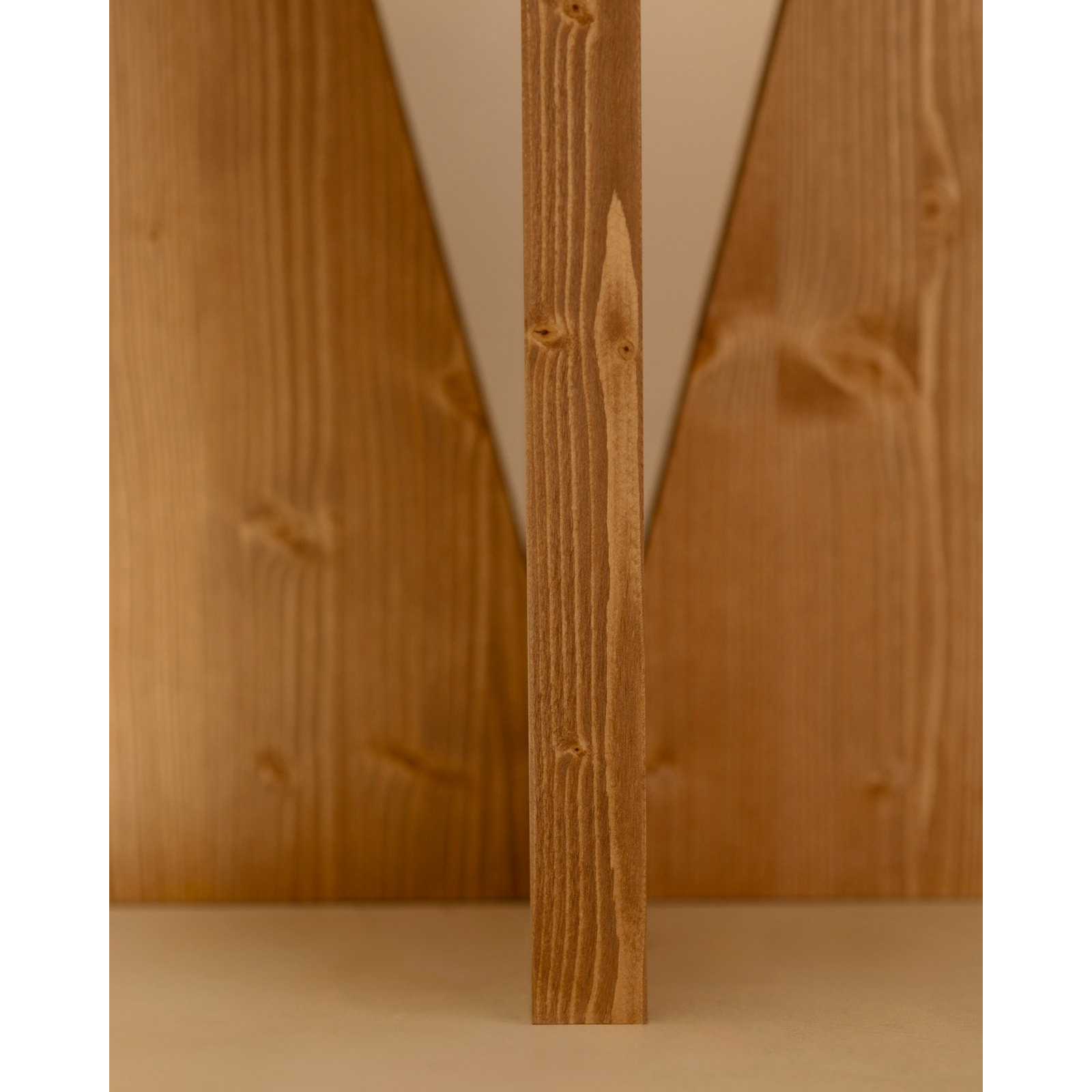 Mesita de noche de madera maciza en tono roble medio de 40x40cm Alto: 40 Largo: 40 Ancho: 40