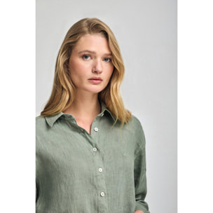 Camisa verde militar garment dye de lino con monograma bordado